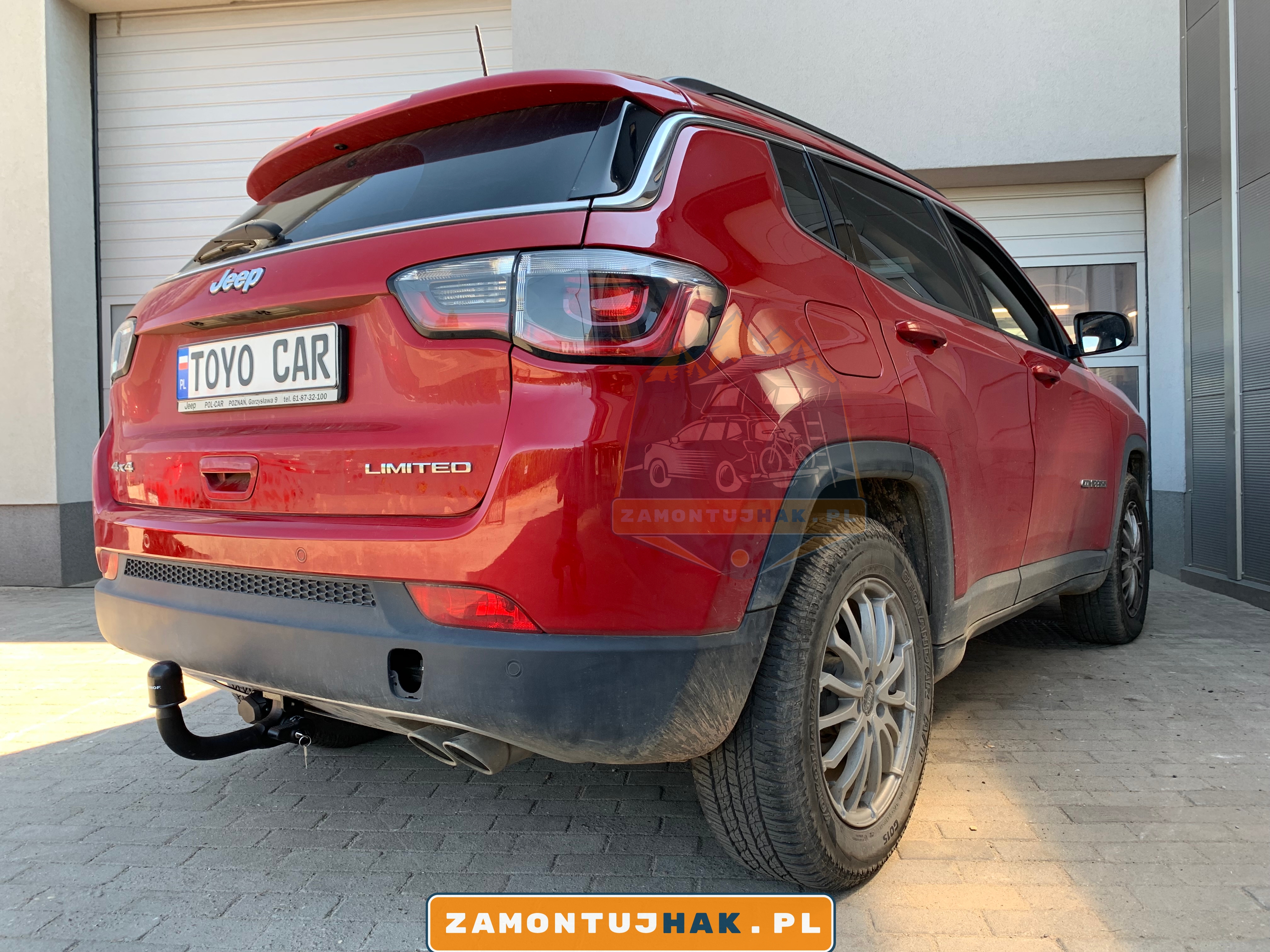 wypinany hak holowniczy do jeep compass zdjecie samochodu z hakiem od boku widac dobrze hak holowniczy i samochod